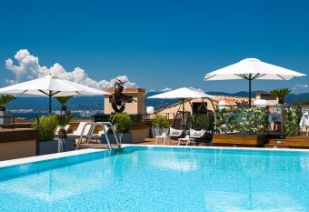 H  tel de Paris Saint-Tropez allows 18 year olds to book a room
