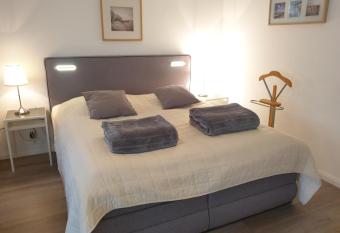 Wiesenweg W09 allows 18 year olds to book a room