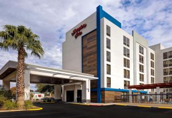 Hampton Inn San Antonio Downtown allows 18 year olds to book a room