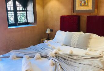 Dar Isselday has rooms with a private hot tub