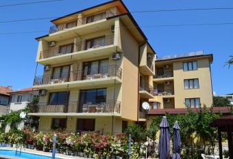 Family Hotel Chris allows 18 year olds to book a room