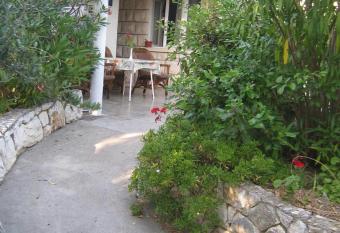 Barko apartment and rooms has Balcony rooms