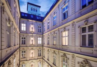 Hotel Nemzeti Budapest - MGallery allows 18 year olds to book a room