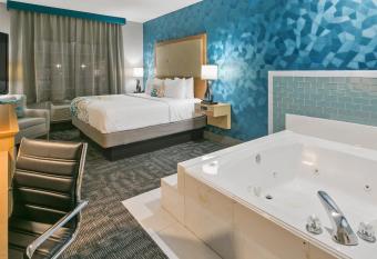 Best Western Plus Houston Atascocita Inn & Suites has rooms with a private hot tub