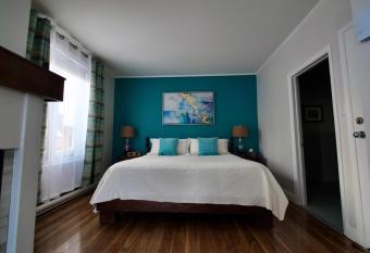 Auberge Fleurs de Lune has rooms with a private hot tub