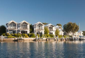 Captains Cove Resort - Waterfront Apartments allows 18 year olds to book a room