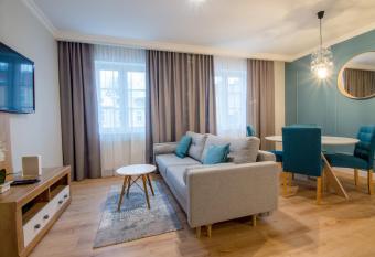 Grand Apartments - Willa Sobieski allows 18 year olds to book a room