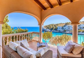 Villa Calima has Balcony rooms