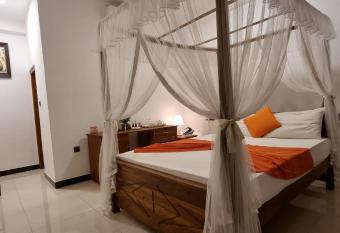 Maduranga n Guest has Balcony rooms