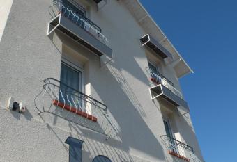 H  tel Les Pins has Balcony rooms