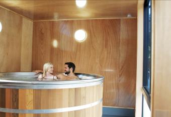 Apartments at Queenstown TOP 10 Holiday Park has rooms with a private hot tub