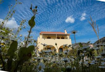 Elaionas Studios has Balcony rooms