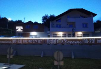 Motel/Hostel Dreams allows 18 year olds to book a room