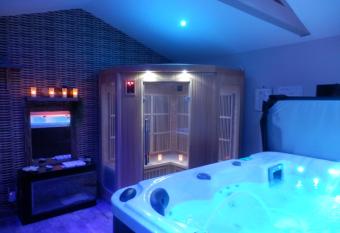 Suite luxe avec sauna et jacuzzi priv  e allows 18 year olds to book a room