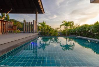 Karon View Elegant Style Apartment has Balcony rooms