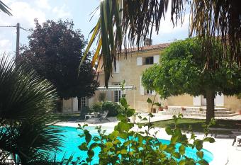 Les Abris de Saint Sulpice - Saint-  milion allows 18 year olds to book a room