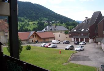 Spacieux studio Pr   de chartreuse 2 has Balcony rooms