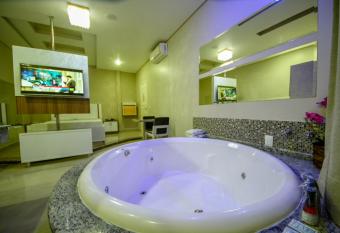 Motel Seduci  n (Adults only) allows 18 year olds to book a room