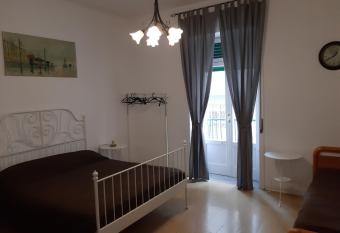 Villa Dietro la Luna has Balcony rooms