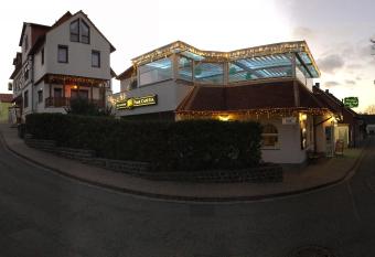 Hotel & Restaurant Park Cafe ISA allows 18 year olds to book a room