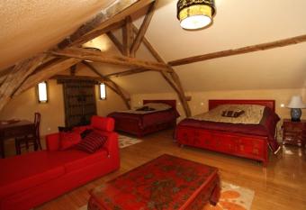 Ch  teau de Belle Poule has rooms with a private hot tub