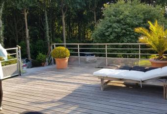 La Canop  e des Pins has Balcony rooms