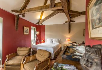 L Hotel de Panette, entr  e Sainte Chapelle - Chambres ind  pendantes avec parking, palais Jacques C  ur et Cath  drale allows 18 year olds to book a room