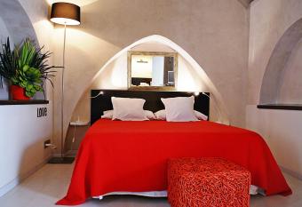 Casa Blanco allows 18 year olds to book a room