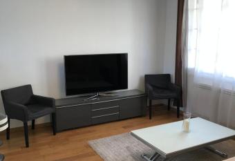 LE ROYAL (3 pi  ces au centre de DEAUVILLE) allows 18 year olds to book a room