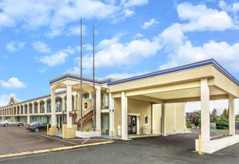 Days Inn by Wyndham Ashland has Smoking rooms