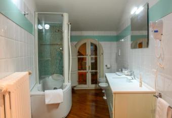 Locanda Al Portone has rooms with a private hot tub