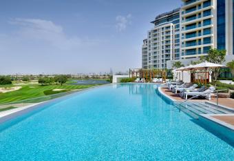 Vida Emirates Hills has rooms with a private hot tub