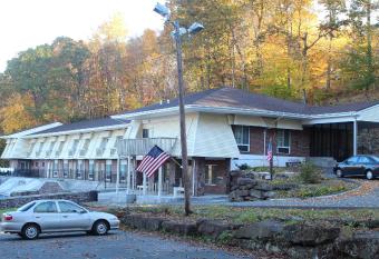 Passport Inn and Suites - Middletown has Smoking rooms