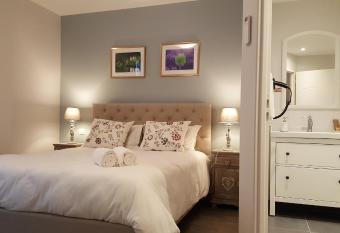 Chez Jacqueline allows 18 year olds to book a room