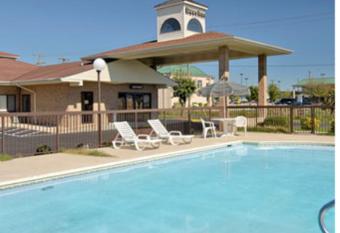 Econo Lodge Franklin has Smoking rooms