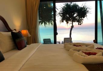 Lanta Seafront Resort has Balcony rooms