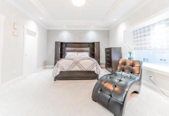 Kim's Place has rooms with a private hot tub