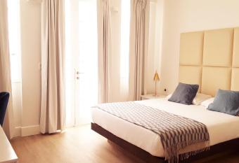 Casa Paracas allows 18 year olds to book a room