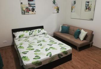 Minutes to Mactan Airport with Netflix and Unli Internet has Balcony rooms