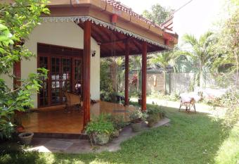 Lidwins Inn 15 minutes to the airport has Smoking/Balcony rooms