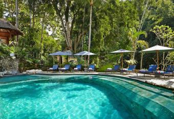 Hotel Tjampuhan Spa has rooms with a private hot tub