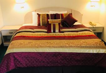 Pinckneyville Inn and Suites has rooms with a private hot tub