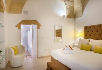 Amat   Suite has rooms with a private hot tub