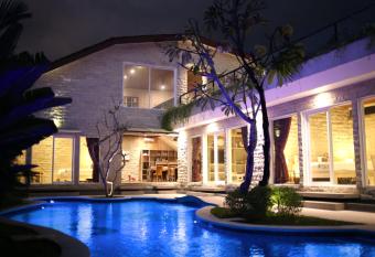 Villa Latour has rooms with a private hot tub