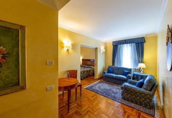 Ambassador Palace Hotel has rooms with a private hot tub