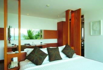La Flora Resort Patong has rooms with a private hot tub