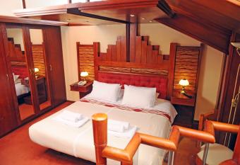 Hotel Waynapicchu has rooms with a private hot tub