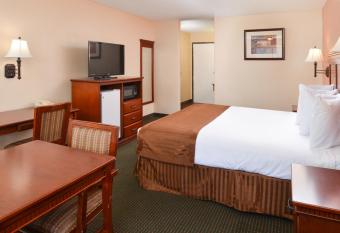 Americas Best Value Inn & Suites-East Bakersfield has rooms with a private hot tub