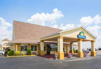 Days Inn by Wyndham Blytheville has Smoking rooms
