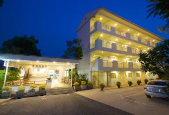 Charn Residence has Balcony rooms